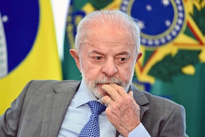 Lula observa durante la promulgación de una ley que establece un Día Nacional de Conmemoración de las Víctimas de la COVID-19, en Brasilia, el 11 de mayo de 2026
