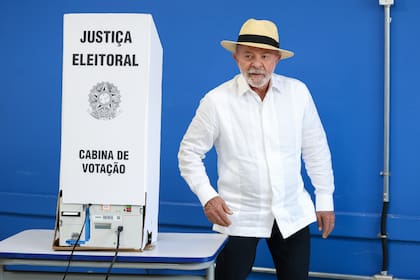 Lula posa después de emitir su voto durante la jornada electoral, en San Bernardo del Campo, Brasil