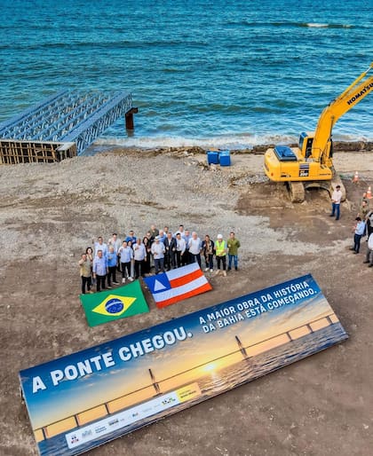 Lula posó junto a un cartel y delante de la primera parte de la obra del puente