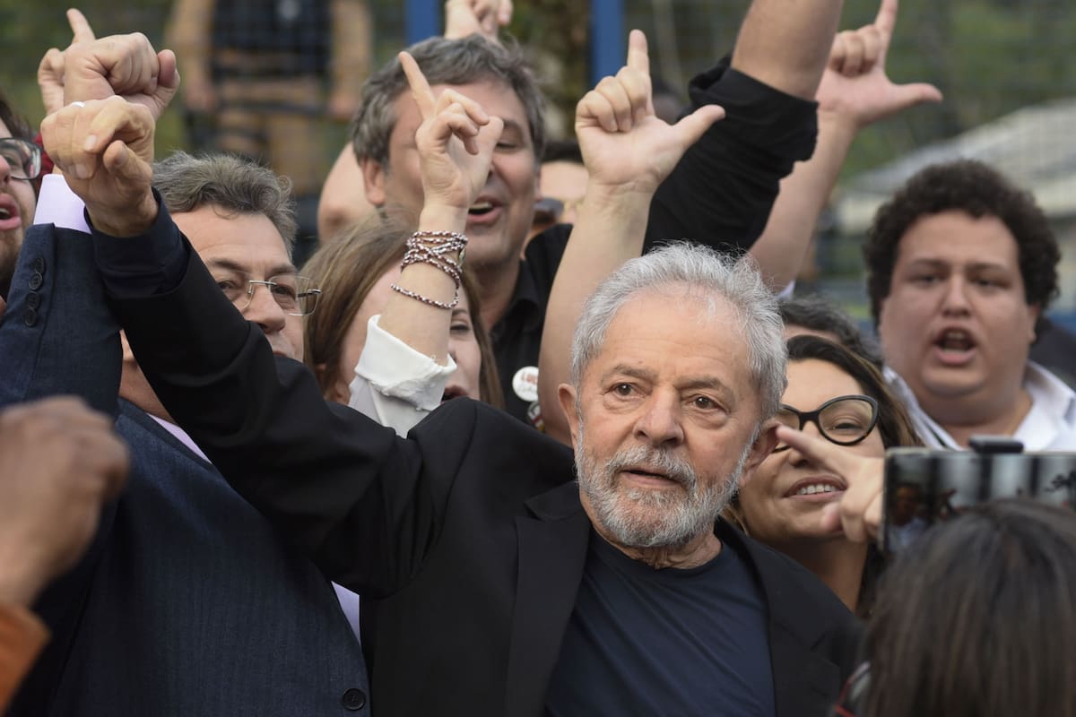 Lula sa Silva, ayer, al salir de la sede de la Policía Federal de Curitiba