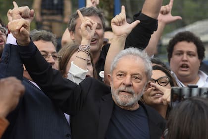 Lula da Silva, ayer, al salir de la sede de la Policía Federal de Curitiba
