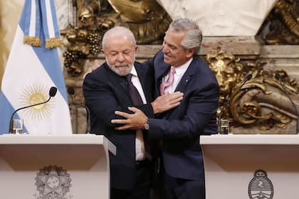 Lula y Fernández se abrazan durante la conferencia de prensa en la Casa Rosada