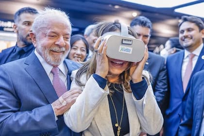 Lula y su esposa Janja se prueban gafas de realidad virtual