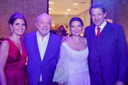Lula y su flamante mujer junto al excandidato presidencial Fernando Haddad