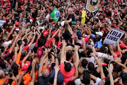 Lula,ayer, entre sus simpatizantes en el acto en São Bernardo do Campo