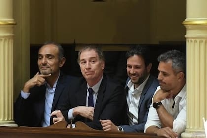 "Lule" Menem, Diego Santilli, Ignacio Devitt y Martín Menem durante el debate del Presupuesto en el Senado