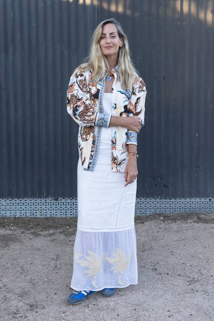Luli Balestrin con un vestido largo en color blanco y una campera estampada