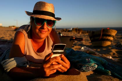 Luli de la Vega, de vacaciones en Punta del Este, no teme arruinar su descanso por chequear su BlackBerry