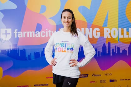 Luli Fernández, deportista a full en la rolleada de Farmacity