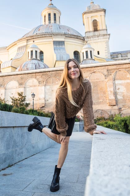 Luli posa con la Real Basílica de San Francisco el Grande como telón de fondo. Su imponente cúpula es la más grande de España.