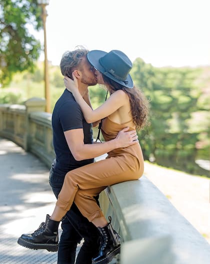 Luli regresó a
Buenos Aires
a principios de
febrero y a las
pocas semanas
llegó su novio Tom.
La semana pasada,
pasearon su amor
por plaza
San Martín, en
Retiro.
