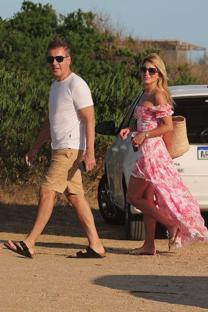 Lulú optó por un vestido corto, floreado, con cola y mangas caídas, que acompañó con sandalias doradas y bolso de rafia de Emporio
Sirenuse, una marca de Positano, Italia.