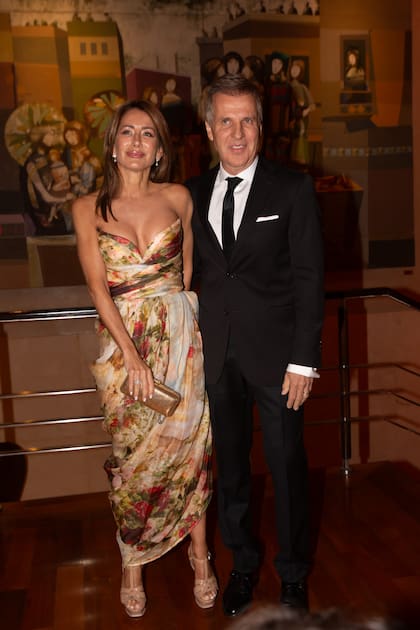 Lulú Sanguinetti (con strapless de Zimmermann) y Martín Redrado.