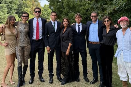 Lulu y Paula Cahen d'Anvers rodeadas por sus hijos, sus sobrinos Julia y Pedro, y por su papá, Johnny Cahen d’ Anvers.