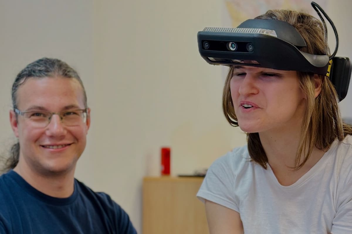 Lumen son unos anteojos pensados para reemplazar a un perro guía y ayudar a una persona ciega a moverse sin ayuda