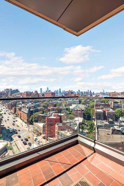 Luminoso y espacioso, el piso cuenta con balcón aterrazado que revela una vista increíble de la ciudad de Manhattan.