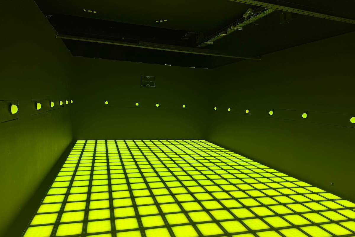 Lumiverse, un espacio de juegos LED interactivos que combina actividad física, reflejos y trabajo en equipo