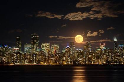 Una superluna se ve entre 7% y 15% más brillante que una luna llena común.