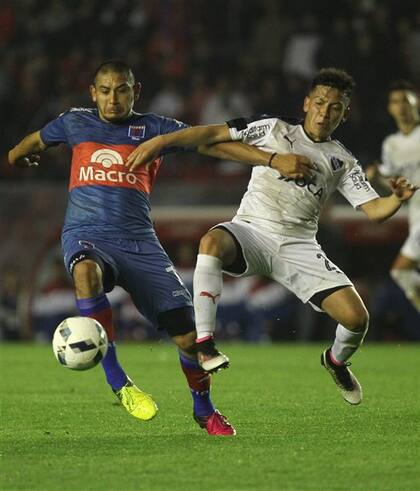 Luna, autor del gol de Tigre, lucha por la pelota con Barco