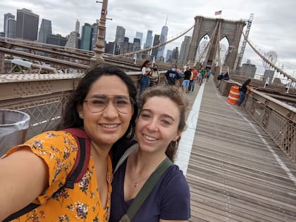 Luna Azubel (derecha) junto a una amiga, en Nueva York