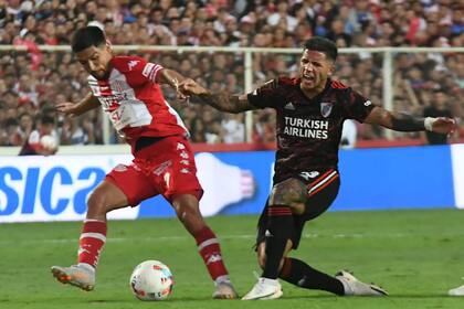 Luna Diale ante Enzo Fernández