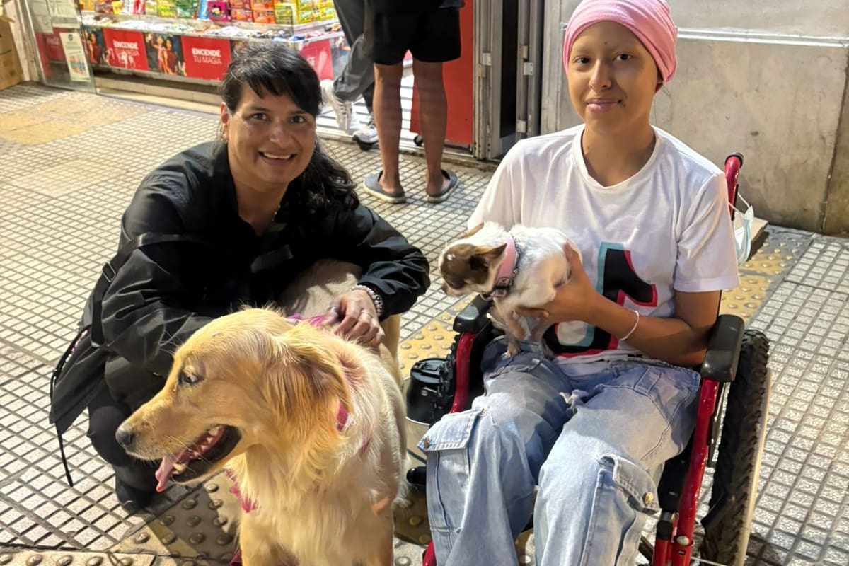 Luna Romero (izq.), con su madre, Aída