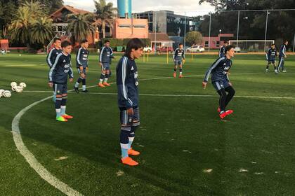 Lunes 10 de julio de 2018, adelante, en el centro de la imagen, Luka Romero y la primera práctica de su vida con los colores celeste y blanco en el predio de Ezeiza