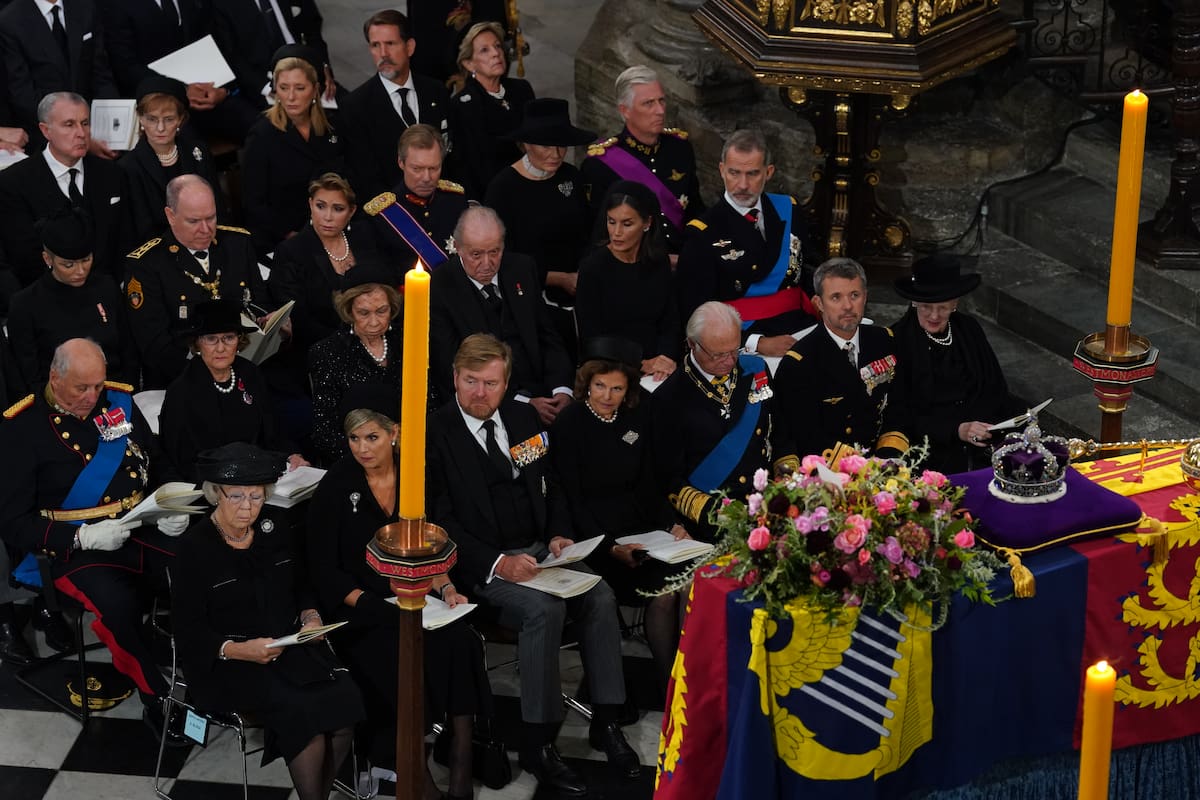 Lunes 19 de septiembre, funeral de Estado de la reina Isabel II en Westminster Abbey. En primera fila, de izquierda a derecha: princesa Beatrix, la reina Máxima y el rey Guillermo de Holanda; la reina Silvia y el rey Carlos Gustavo de Suecia, el príncipe heredero Federico y la reina Margarita de Dinamarca. En segunda fila, de izquierda a derecha: el rey Harald y la reina Sonia de Noruega; la reina emérita Sofía, el rey emérito Juan Carlos, la reina Letizia y el rey Felipe de España. Tercera fila, de izquierda a derecha: la princesa Charlene y el príncipe Alberto de Mónaco; la gran duquesa María Teresa y el gran duque Enrique de Luxemburgo; la reina Matilde y el rey Felipe de Bélgica. Cuarta Fila: príncipe Radu y la princesa Margarita de Rumania; la princesa Marie Chantal y el príncipe Pablo de Grecia; princesa Sofía de Liechtenstein.