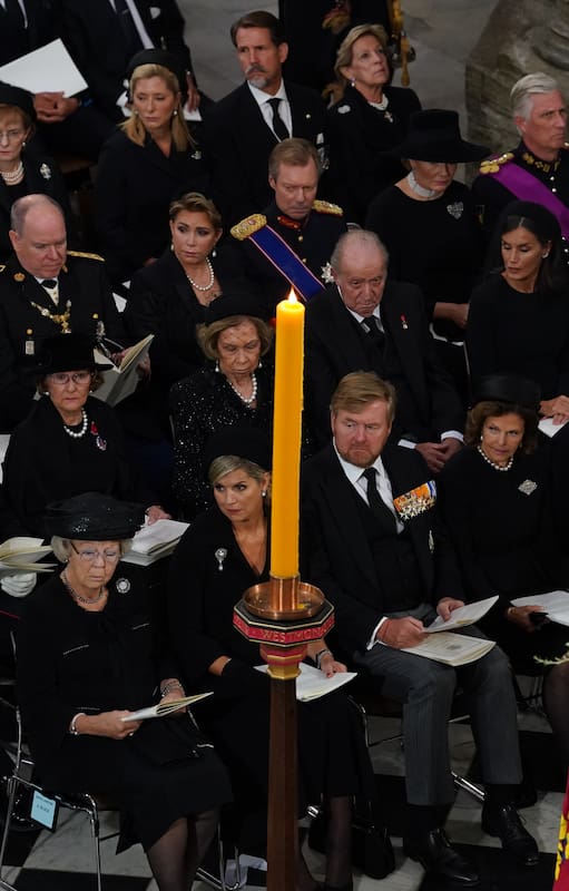 Lunes 19 de septiembre, funeral de Estado de la reina Isabel II en Westminster Abbey. En primera fila, de izquierda a derecha: princesa Beatrix, la reina Máxima y el rey Guillermo de Holanda; la reina Silvia y el rey Carlos Gustavo de Suecia, el príncipe heredero Federico y la reina Margarita de Dinamarca. En segunda fila, de izquierda a derecha: el rey Harald y la reina Sonia de Noruega; la reina emérita Sofía, el rey emérito Juan Carlos, la reina Letizia y el rey Felipe de España. Tercera fila, de izquierda a derecha: la princesa Charlene y el príncipe Alberto de Mónaco; la gran duquesa María Teresa y el gran duque Enrique de Luxemburgo; la reina Matilde y el rey Felipe de Bélgica. Cuarta Fila: príncipe Radu y la princesa Margarita de Rumania; la princesa Marie Chantal y el príncipe Pablo de Grecia; princesa Sofía de Liechtenstein.