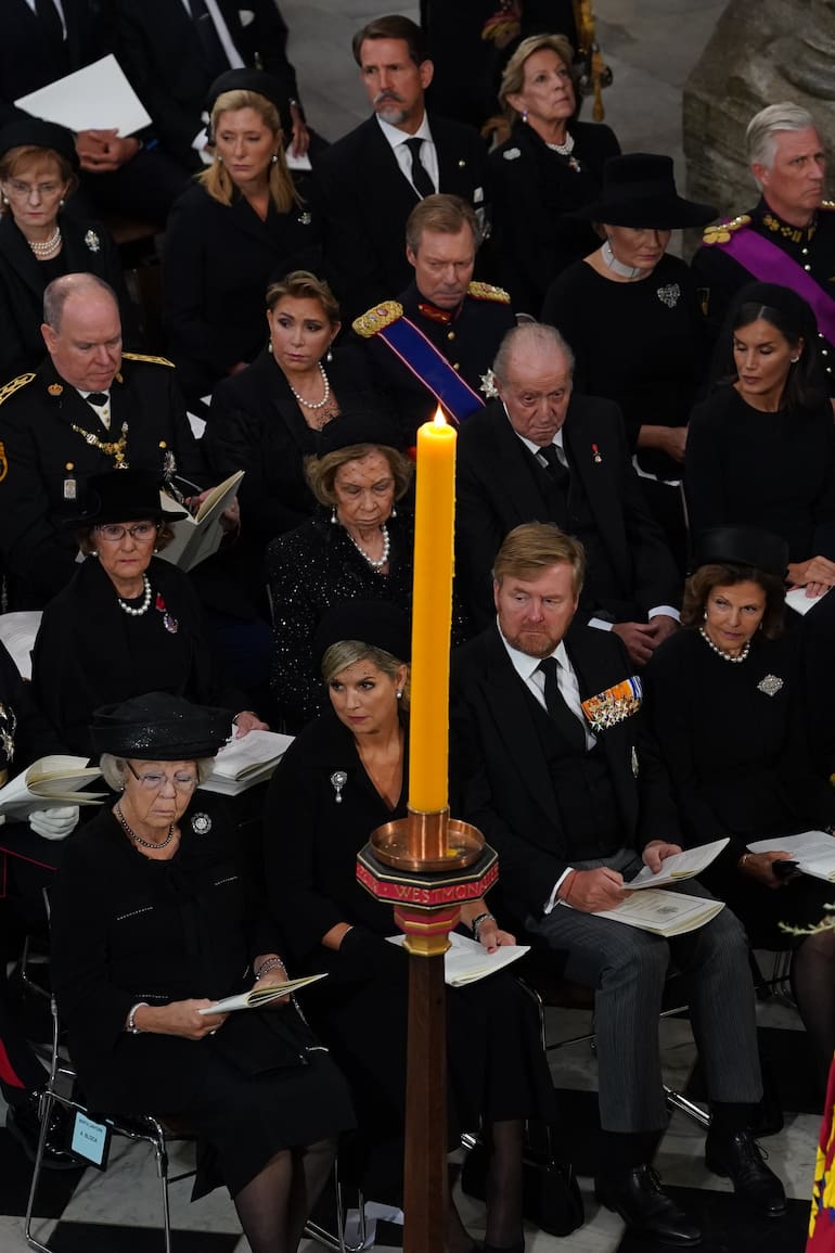 Lunes 19 de septiembre, funeral de Estado de la reina Isabel II en Westminster Abbey. En primera fila, de izquierda a derecha: princesa Beatrix, la reina Máxima y el rey Guillermo de Holanda; la reina Silvia y el rey Carlos Gustavo de Suecia, el príncipe heredero Federico y la reina Margarita de Dinamarca. En segunda fila, de izquierda a derecha: el rey Harald y la reina Sonia de Noruega; la reina emérita Sofía, el rey emérito Juan Carlos, la reina Letizia y el rey Felipe de España. Tercera fila, de izquierda a derecha: la princesa Charlene y el príncipe Alberto de Mónaco; la gran duquesa María Teresa y el gran duque Enrique de Luxemburgo; la reina Matilde y el rey Felipe de Bélgica. Cuarta Fila: príncipe Radu y la princesa Margarita de Rumania; la princesa Marie Chantal y el príncipe Pablo de Grecia; princesa Sofía de Liechtenstein.