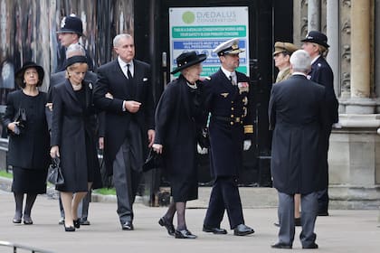 Lunes 19. Ingreso de royals en la Abadía de Westminster. Encabeza la procesión la reina Margarita de Dinamarca junto al príncipe heredero Federico. Detrás caminan los príncipes Margarita y Radu de Rumania. (Photo by Chris Jackson/Getty Images)