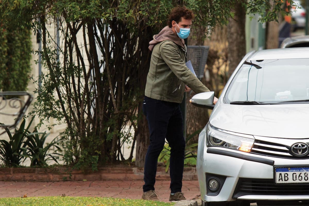 Lunes 28 por la tarde. Valenzuela sale de la casa de su ex en San Isidro. El actor chileno está grabando la serie La boda de tus sueños. En sus ratos libres, disfruta de hacer deportes, como el golf, una práctica en la que se destaca