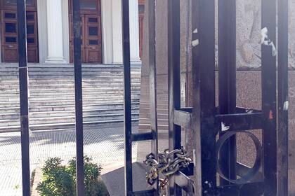 Lunes 4 de marzo, 14.30. Todos los accesos a la Dirección General de Cultura y Educación lucen cerrados con candados.