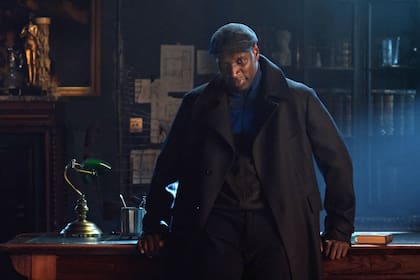 En la exitosa adaptación de Netflix, el protagonista es un ladrón sofisticado que lee las novelas de Lupin