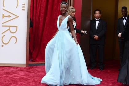 Lupita Nyong´o era una total desconocida siete meses antes de los Oscar, pero el trabajo en el film 12 años de esclavitud y este look de 2014 sellaron su matrimonio con Hollywood; el vestido de la boda fue un Prada celeste pastel
