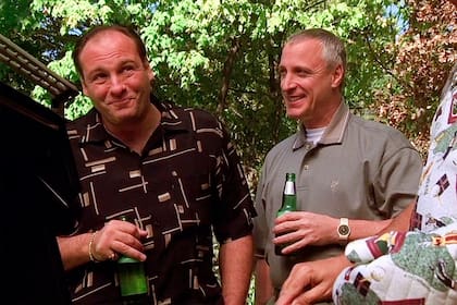 Lupone junto a James Gandolfini en una escena de Los Soprano