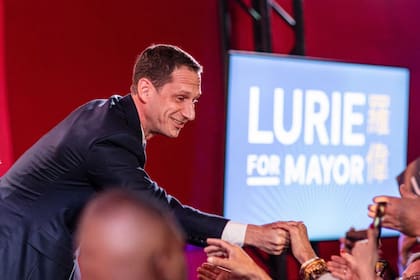 Lurie fue el primer alcalde del condado, desde 1911, en ganar un cargo sin haber trabajado antes en el gobierno