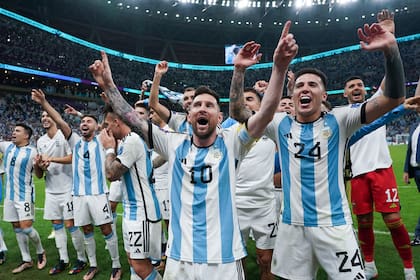 Lionel Messi celebra después de ganar el partido de cuartos de final de la Copa Mundial de la FIFA Qatar 2022 entre Países Bajos y Argentina en el Estadio Lusail el 9 de diciembre de 2022