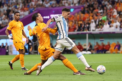 Nahuel Molina le gana al cierre de Vab Dijk y anota el primer gol de Argentina frente a Países Bajos