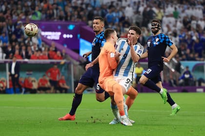 Dominik Livakovic de Croacia comete una falta contra Julian Alvarez de Argentina en el área que conduce a una penalización durante el partido semifinal de la Copa Mundial de la FIFA Qatar 2022 entre Argentina y Croacia en el Estadio Lusail el 13 de diciembre de 2022 en la ciudad