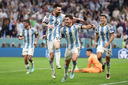 Julian Alvarez y Lionel Messi celebran el segundo gol argentino, anotado por el cordobés, durante la semifinal de la Copa Mundial de la FIFA Qatar ante Croacia, en el Estadio Lusail
