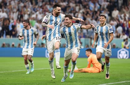 Julian Alvarez de Argentina celebra después de marcar el segundo gol del equipo durante el partido semifinal de la Copa Mundial de la FIFA Qatar 2022 entre Argentina y Croacia en el Estadio Lusail el 13 de diciembre de 2022 en Lusail City, Qatar