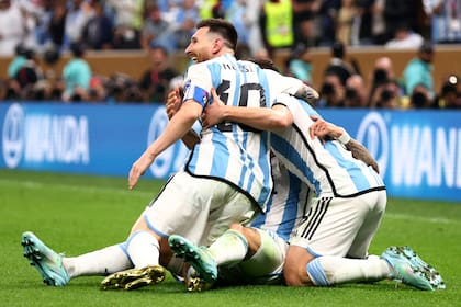 Angel Di Maria de Argentina celebra con sus compañeros de equipo después de anotar un gol para hacer el 2-0 durante el partido final de la Copa Mundial de la FIFA Qatar 2022 entre Argentina y Francia en el Estadio Lusail el 18 de diciembre de 2022 en Ciudad de Lusail, Catar