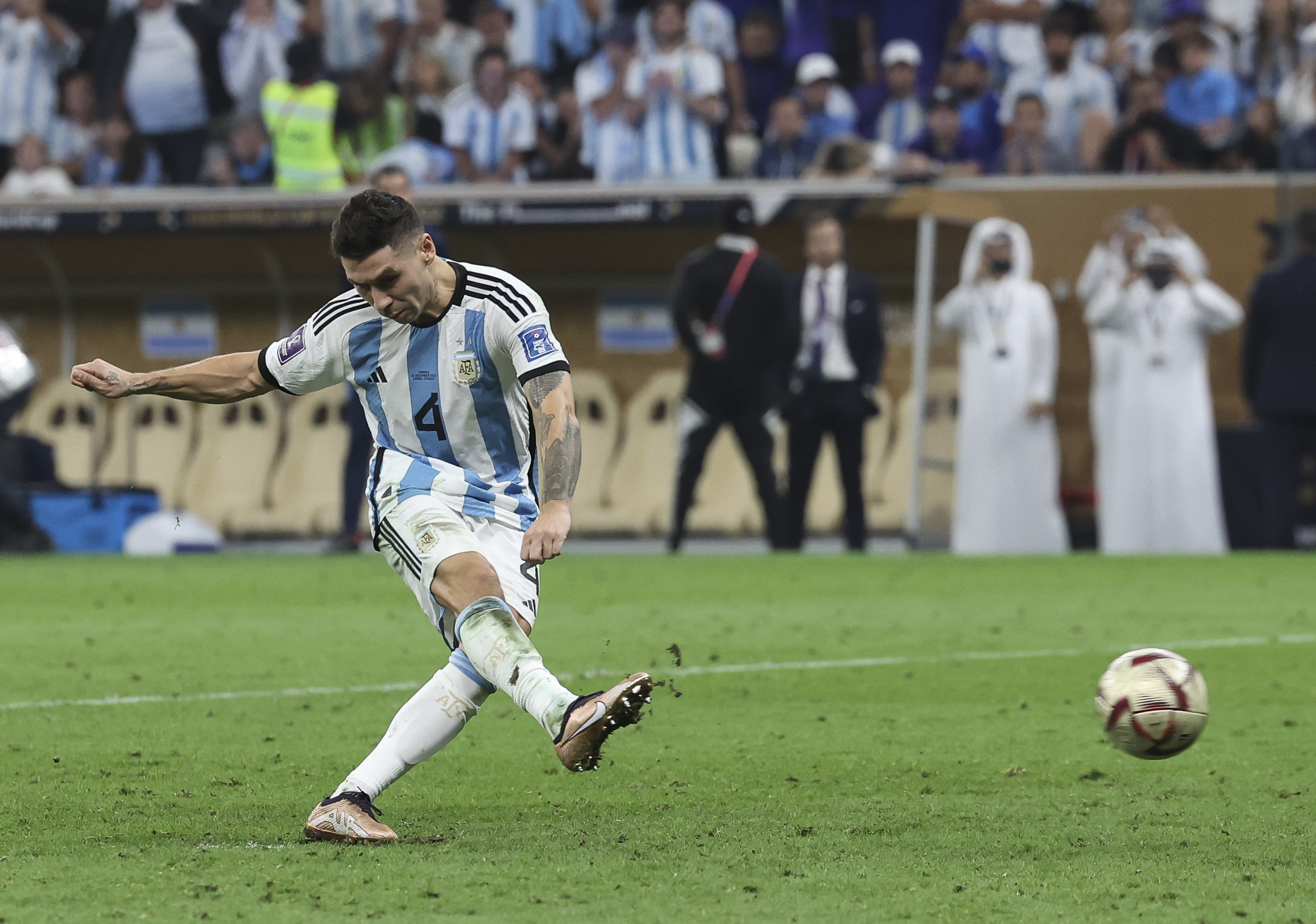 Gonzalo Montiel anotando el penal que decretó el 4-2 ante Francia y, por ende, el título de la Argentina en la Copa del Mundo de Qatar