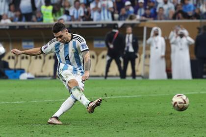 Gonzalo Montiel anota el penal con el que Argentina derrotó a Francia y ganó su tercera copa mundial en Qatar 2022