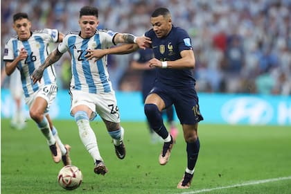 Enzo Fernánez marcando a Kylian Mbappe en la final del Mundial