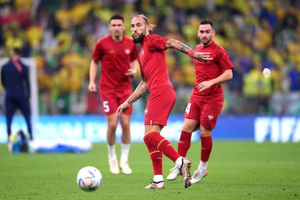 Nemanja Gudelj de Serbia se calienta antes del partido del Grupo G de la Copa Mundial de la FIFA Qatar 2022 entre Brasil y Serbia en el Estadio Lusail