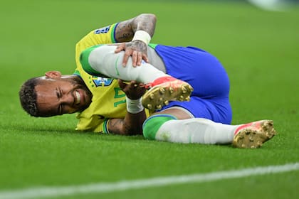Neymar, en el suelo durante el partido entre Brasil y Serbia; el habilidoso delantero sufrió varias infracciones