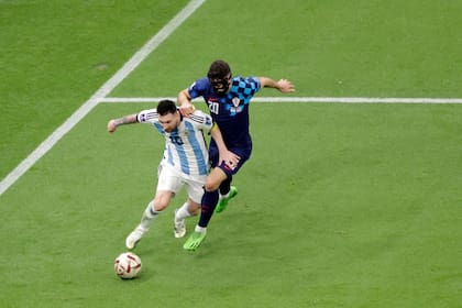 LUSAIL, QATAR - DECEMBER 13: (L-R) Lionel Messi of Argentina, Josko Gvardiol of Croatia during the World Cup match between Argentina v Croatia at the Lusail Stadium on December 13, 2022 in Lusail Qatar (Photo by David S. Bustamante/Soccrates/Getty Images)