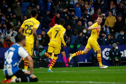 Luuk de Jong festeja la igualdad en el último minuto para Barcelona ante Espanyol en el derbi catalán